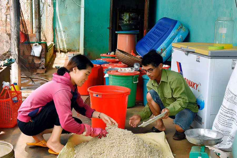 Năm 2015, anh Đặng Thế Hân ở thôn Ia Mút, xã Ia Dom vay 160 triệu từ vốn ưu đãi của Ngân hàng Nông nghiệp để đầu tư chăm sóc 2 ha điều, 2 ha cao su và 5 sào cà phê. Năm 2020, các cây trồng đã cho lợi gần 200 triệu đồng, anh đã trả hết nợ vay ngân hàng và đang mở rộng diện tích cà phê.