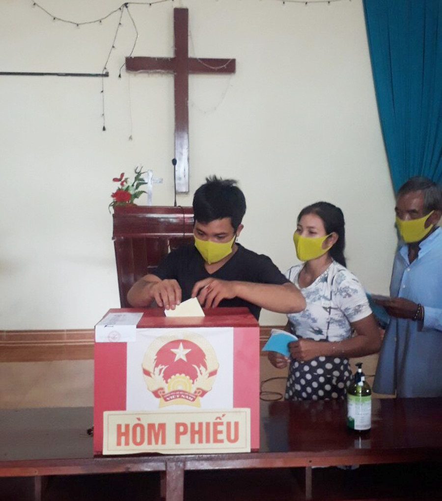 Cử tri xóm Cùi (làng Lân, xã Ia O, huyện Ia Grai) tham gia bỏ phiếu. Ảnh: Anh Huy Cử tri xóm Cùi (làng Lân, xã Ia O, huyện Ia Grai) tham gia bỏ phiếu. Ảnh: Anh Huy