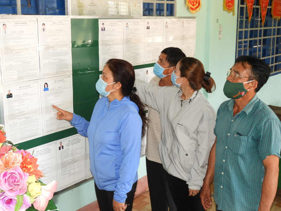 Cử tri xã Đak Yă huyện Mang Yang xem tiểu sử người ứng cử đại biểu HĐND huyện và xã. Ảnh: Thanh Nhật 