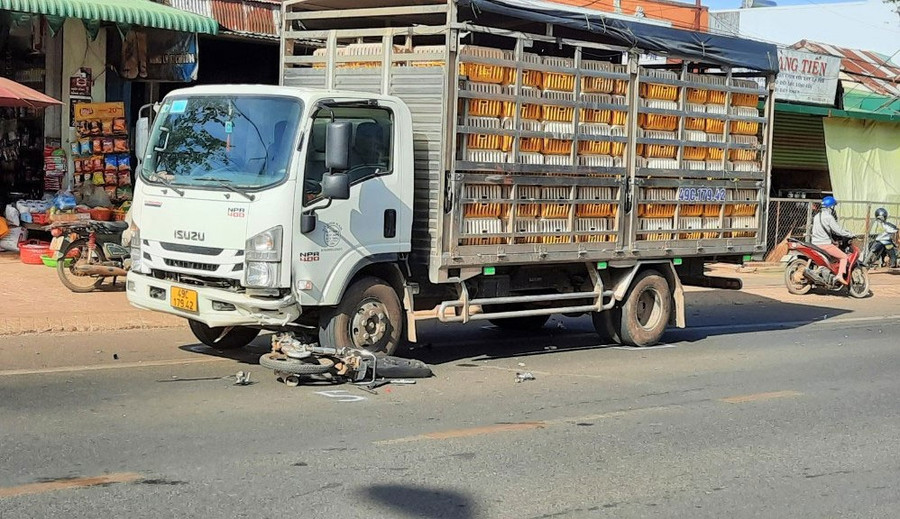 Xe máy bị xe tải cán vỡ nát, biến dạng dưới bánh xe tải. ẢNH: TRÙNG DƯƠNG