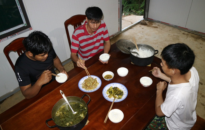 Bữa cơm đạm bạc giữa rừng của các chiến sĩ tại Chốt kiểm soát số 2 xã La Dêê Ảnh: QUANG HUY