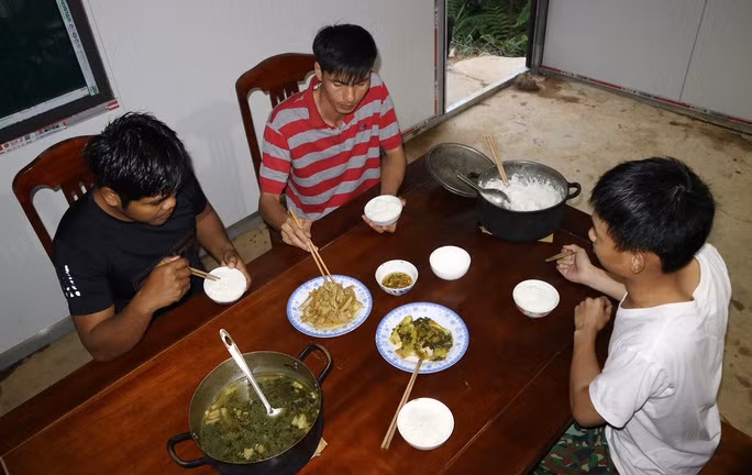 Bữa cơm đạm bạc giữa rừng của các chiến sĩ tại Chốt kiểm soát số 2 xã La Dêê Ảnh: QUANG HUY