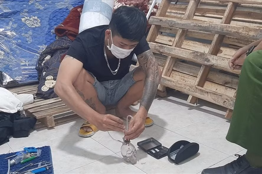 Thời điểm lực lượng chức năng bắt quả tang 2 đối tượng tàng trữ ma túy. Ảnh: Thế Yên