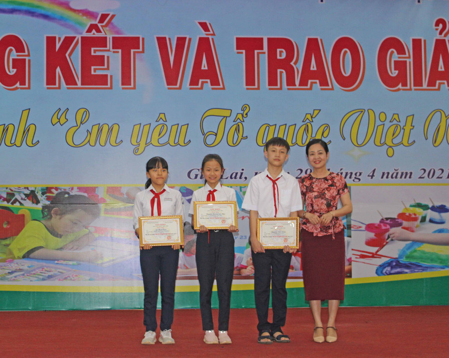 4-5 Ban tổ chức trao giải A cho các thí sinh khối THCS. Ảnh Thủy Bình