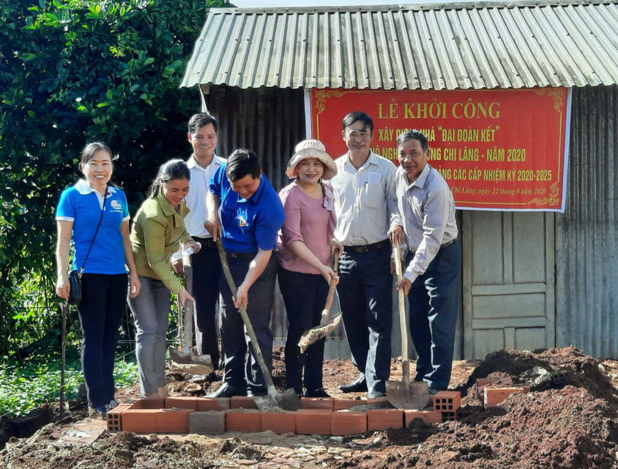 Hội LHPN phường Chi Lăng (TP. Pleiku) phối hợp với MTTQ khởi công xây nhà cho hộ nghèo. Ảnh: Thanh Nhật