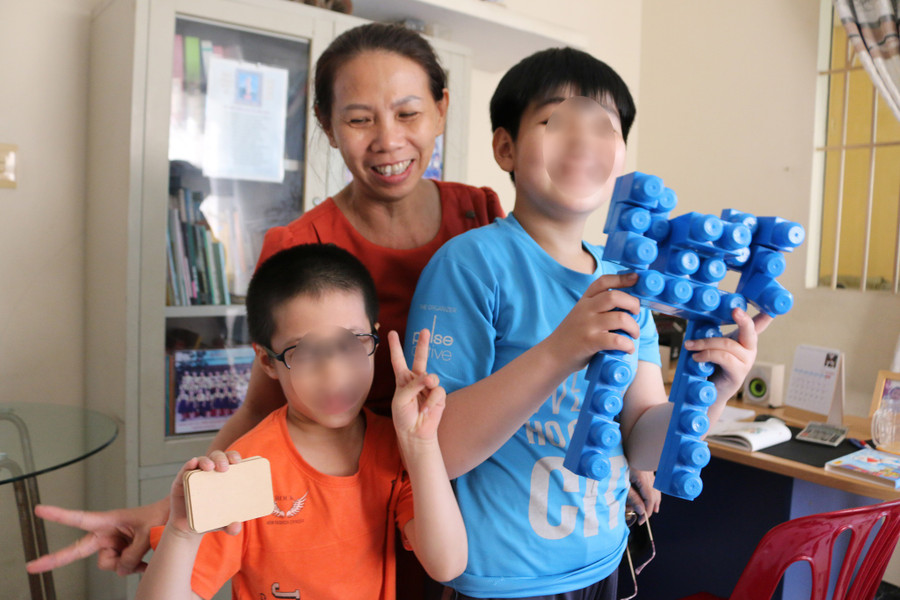 Cô Dung sinh hoạt cùng các học trò bị rối loạn tự kỷ của mình tại lớp học. ẢNH: PHẠM THU NGÂN