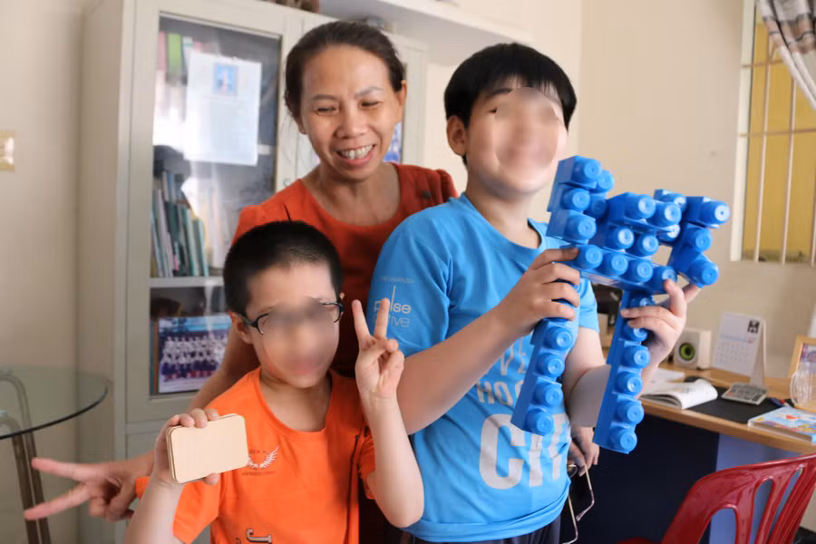 Cô Dung sinh hoạt cùng các học trò bị rối loạn tự kỷ của mình tại lớp học. ẢNH: PHẠM THU NGÂN