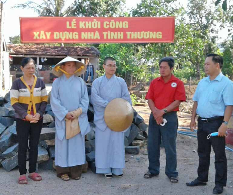 Khởi công xây nhà tình thương cho gia đình bà Trần Thị Hà (thôn Đoàn Kết, xã Ayun Hạ). Ảnh: Hồng Ngọc