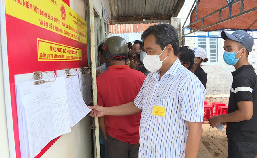 ông hồ văn niên bí thư tỉnh ủy kiểm tra công tác bầu cử ở phường thắng lợi