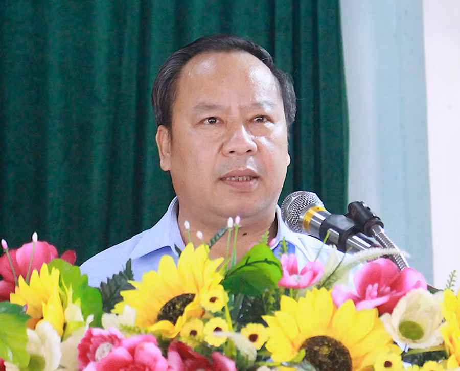 Ông Châu Ngọc Tuấn-Phó Bí thư Thường trực Tỉnh ủy, Chủ tịch HĐND tỉnh-trình bày chương trình hành động trước cử tri 2 xã Ia Krêl và Ia Din (huyện Đức Cơ).