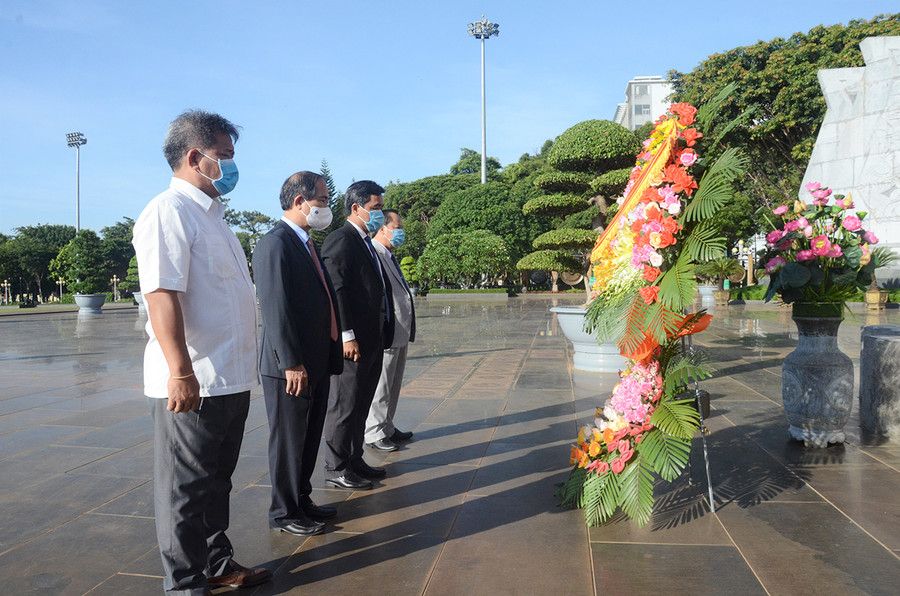 Các đồng chí lãnh đạo tỉnh dâng hoa lên Tượng đài Bác Hồ với các dân tộc Tây Nguyên. Ảnh: Phương Linh Các đồng chí lãnh đạo tỉnh dâng hoa lên Tượng đài Bác Hồ. Ảnh: Phương Linh