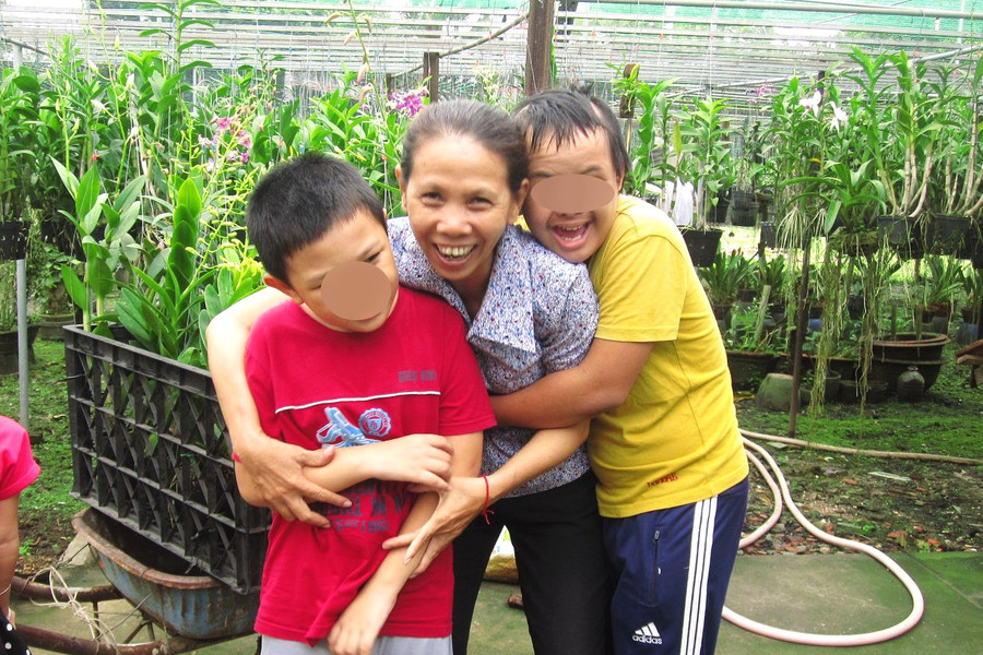 Cô Dung và các học sinh bị hội chứng Down của mình trong một buổi sinh hoạt tại H.Củ Chi. ẢNH: NVCC