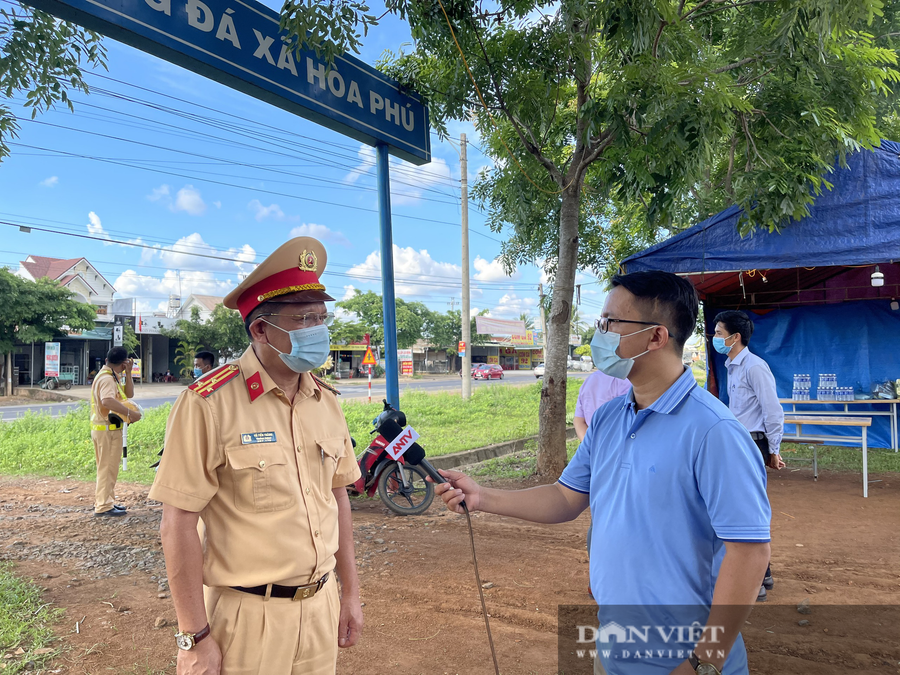 Thượng tá Vũ Tiến Thăng - TP CSGT Công an tỉnh Đắk Lắk trao đổi với phóng viên.