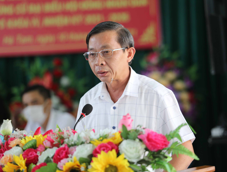 Ông Huỳnh Thế Mạnh-Ủy viên Ban Thường vụ Tỉnh ủy, Trưởng ban Tuyên giáo Tỉnh ủy phát biểu tại buổi tiếp xúc cử tri vận động bầu cử. Ảnh: Văn Ngọc