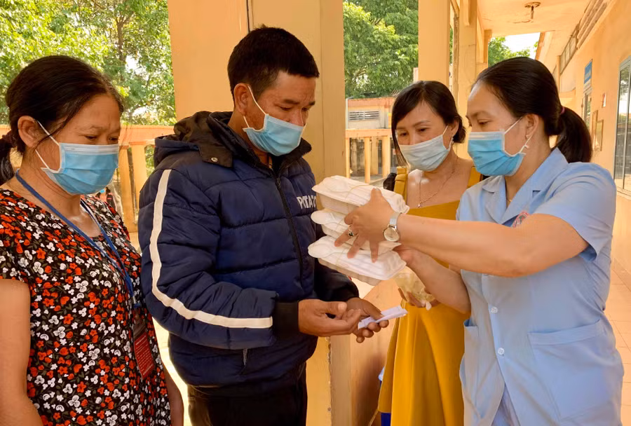 Phát cơm từ thiện cho bệnh nhân nghèo tại Bệnh viện Đa khoa tỉnh. Ảnh: Như Nguyện