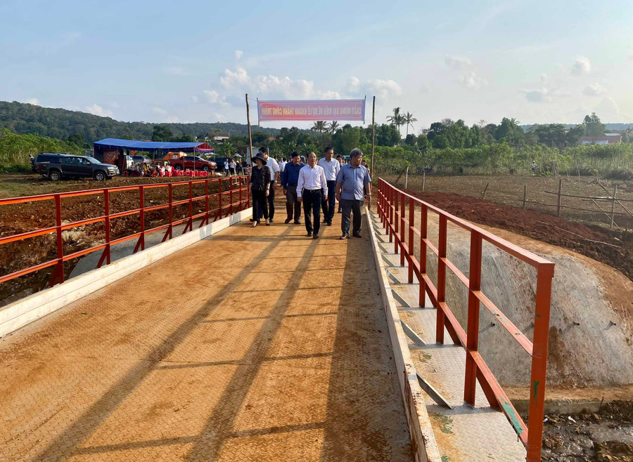 Có cây cầu mới, người dân làng Điện Biên (xã Sơn Lang, huyện Kbang) thuận lợi trong việc đi lại. Ảnh: Ngọc Thu