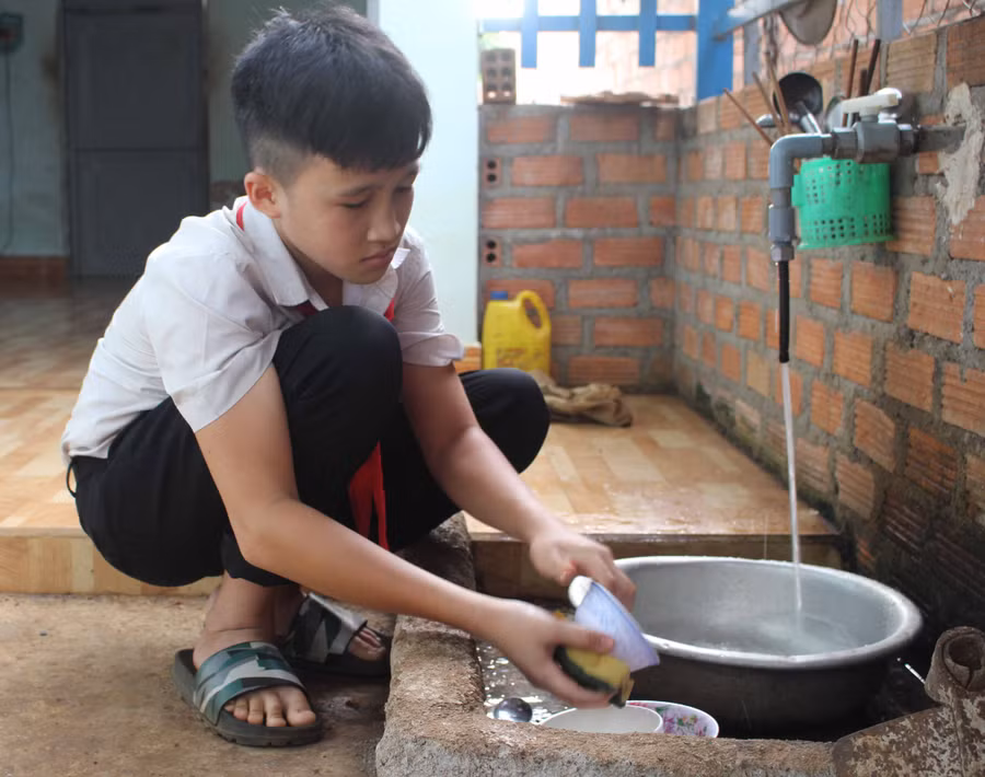 Em Ngô Ngọc Bảo thường giúp bố mẹ việc nhà. Ảnh: Thủy Bình