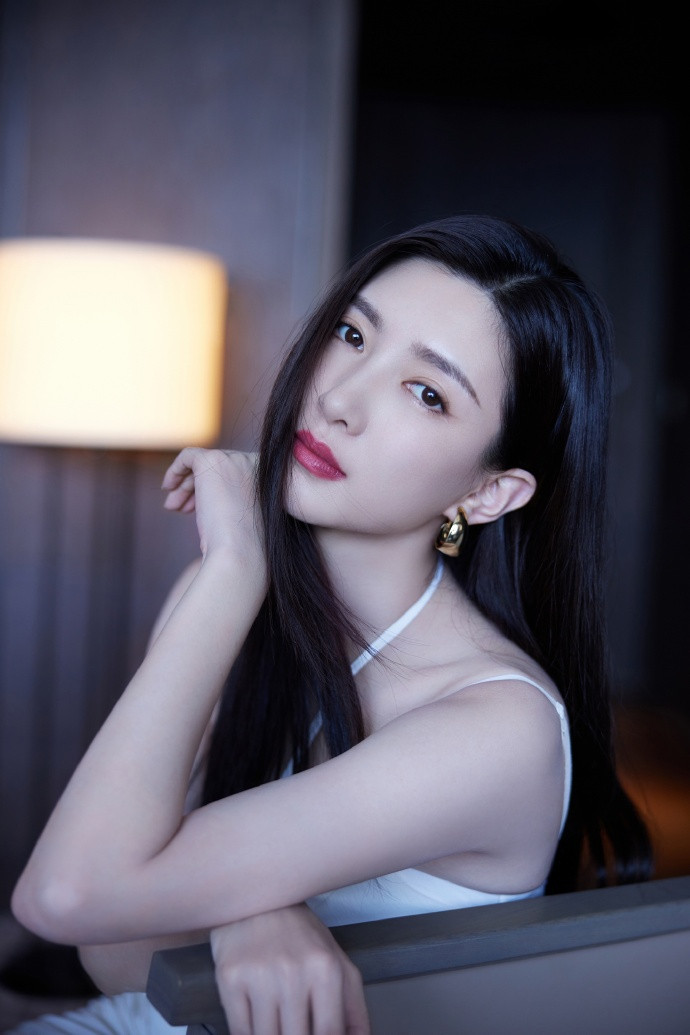 Ngoài ra, Giang Sơ Ảnh từng nhận được nhiều sự quan tâm khi có giai đoạn hẹn hò với Hồ Ca sau khi cùng hợp tác trong Đội bóng thiếu niên vào năm 2014. Cả hai từng chối bỏ tin tình cảm rồi chỉ chịu thừa nhận sau khi đã chia tay. ẢNH: WEIBO NV