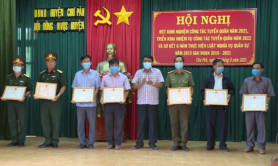 Chủ tịch UBND huyện Chư Păh tặng giấy khen cho các tập thể có thành tích xuất sắc trong công tác tuyển quân năm 2021. Ảnh: Linh Chi  Chủ tịch UBND huyện Chư Păh tặng giấy khen cho các tập thể có thành tích xuất sắc trong công tác tuyển quân năm 2021. Ảnh: Linh Chi