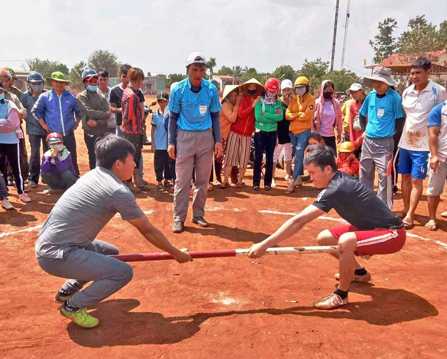 Vận động viên tham gia thi đấu môn đẩy gậy tại Đại hội TDTT xã Ia Blang, huyện Chư Sê (tháng 4-2021). Ảnh: Thiên Di