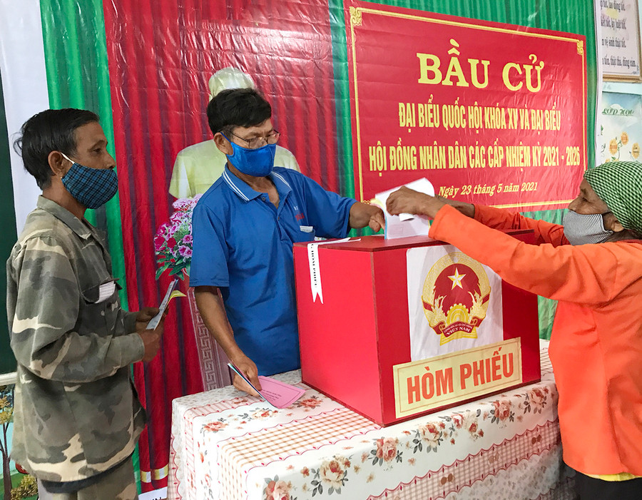 Cử tri xã Ia Phìn (huyện Chư Prông) bỏ phiếu. Ảnh: Hà Duy Cử tri xã Ia Phìn (huyện Chư Prông) bỏ phiếu. Ảnh: Hà Duy