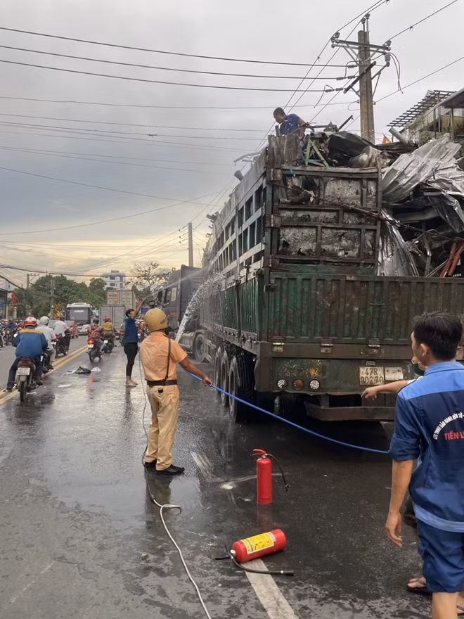Trung úy Nguyễn Bảo Tiến đang tham gia chữa cháy cho container.