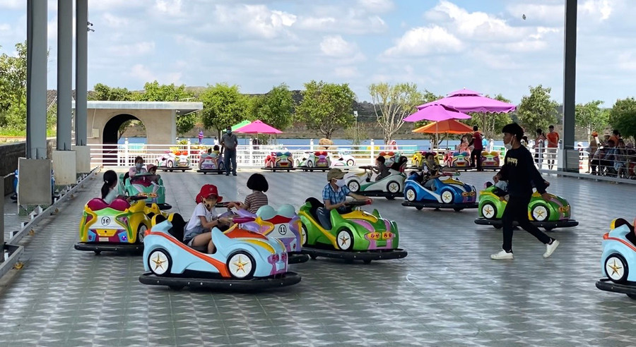 Trẻ em vui chơi trong Khu du lịch sinh thái Xuân Thuỷ mang khẩu trang đảm bảo phòng chống dịch bệnh Covid-19. Ngọc Thu