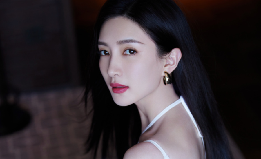 Giang Sơ Ảnh khoe vẻ đẹp quyến rũ trong bộ ảnh mới. ẢNH: WEIBO NV