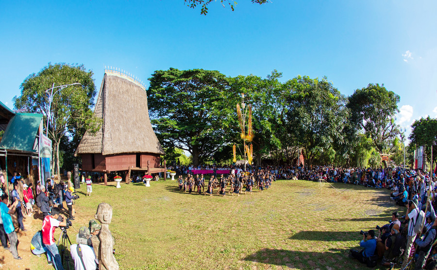 Du khách hào hứng với tiết mục biểu diễn cồng chiêng của đội nghệ nhân làng Ốp (phường Hoa Lư, TP. Pleiku). Ảnh: N.L.V.Q