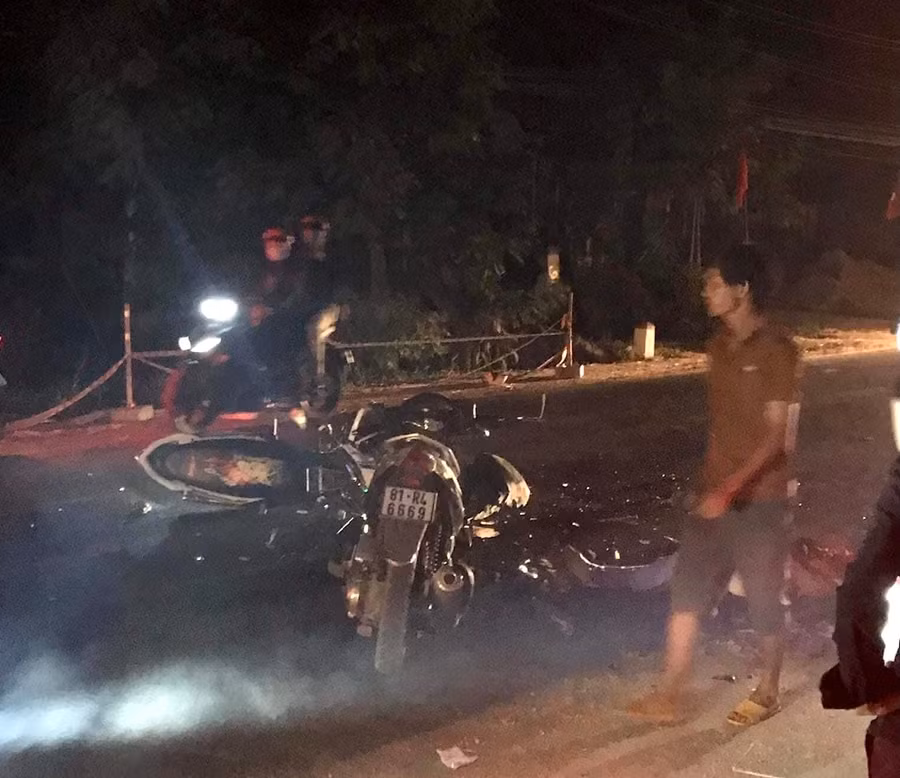  Hiện trường vụ tai nạn giao thông xảy ra lúc 21 giờ 30 phút ngày 1-5 trên quốc lộ 25 đoạn qua thị trấn Phú Thiện làm chết 2 người, bị thương 2 người. Ảnh Công an huyện Phú Thiện