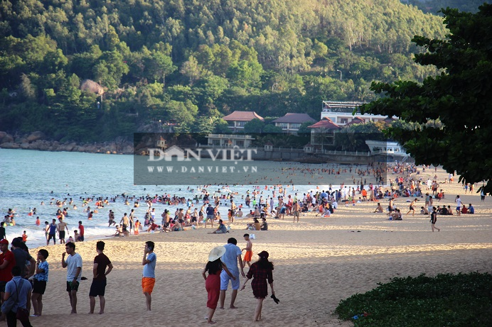 Bãi biển Quy Nhơn thu hút rất đông người dân và du khách. Ảnh: D.T.