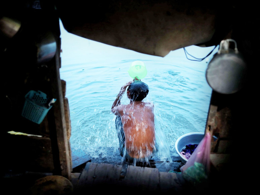 Cuộc sống tạm bợ, mọi sinh hoạt của họ vẫn tiếp tục gắn với con nước lênh đênh