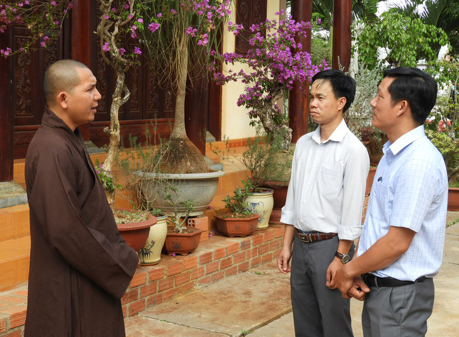 Cán bộ Ban Tôn giáo tỉnh trò chuyện với trụ trì chùa Phổ Hiền (TP. Pleiku). Ảnh: Thanh Nhật  Ban Tôn giáo tỉnh nói chuyện trao đổi với thầy trụ trì Chùa Phổ Hiền TP.Pleiku nhân dịp Đại lễ Phật đản. Ảnh: Thanh Nhật