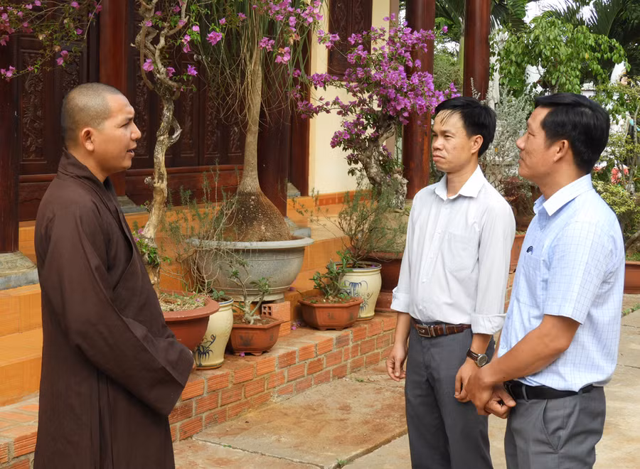  Ban Tôn giáo tỉnh nói chuyện trao đổi với thầy trụ trì Chùa Phổ Hiền TP.Pleiku nhân dịp Đại lễ Phật đản. Ảnh: Thanh Nhật