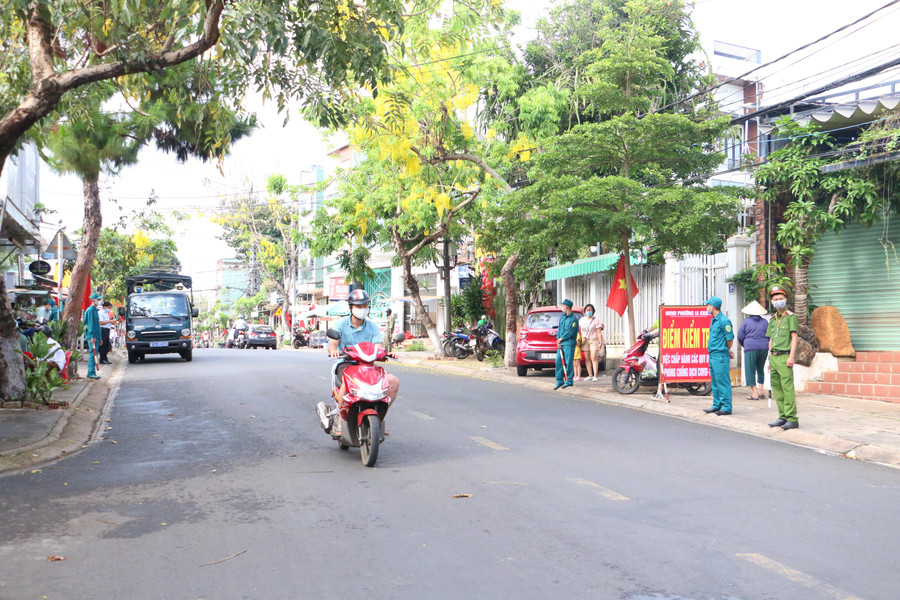 UBND phường Ia Kring đã huy động tối đa các lực lượng để đẩy mạnh tuyên truyền cũng như xử lý các trường hợp vi phạm các quy định về phòng-chống dịch Covid-19. Quang Tấn