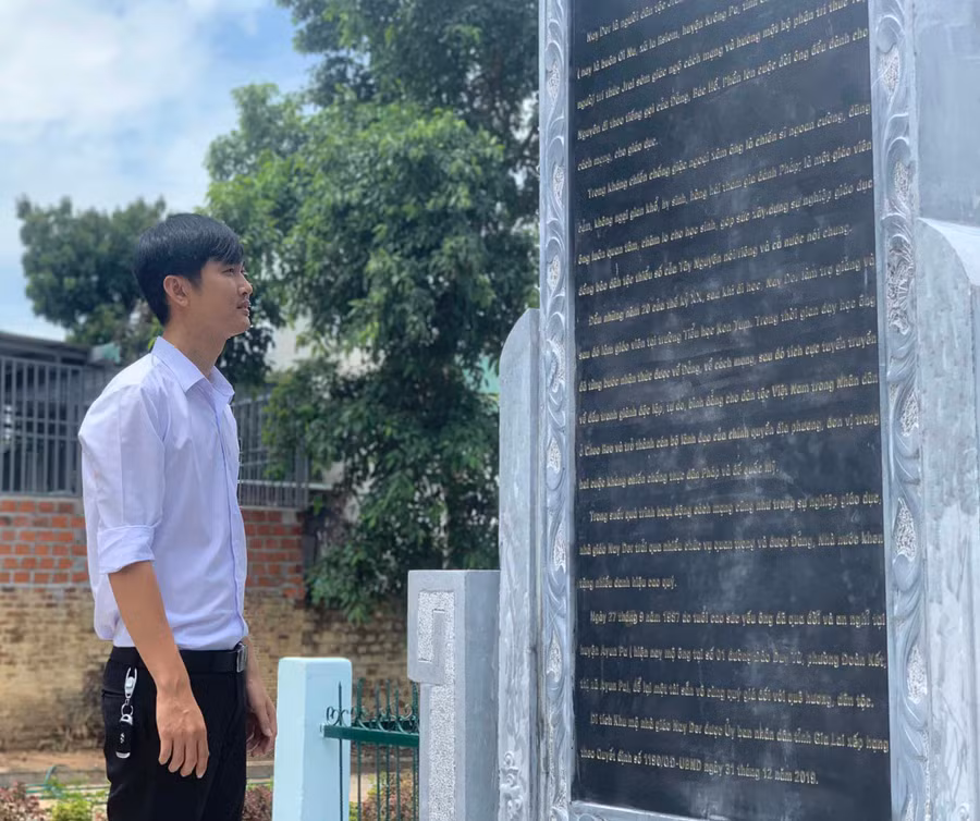 Anh Vũ Xuân Hùng (phường Sông Bờ, thị xã Ayun Pa) chăm chú đọc những thông tin về cuộc đời của nhà giáo Nay Derghi trên tấm bia đặt tại khu di tích. Ảnh: Phương Vi
