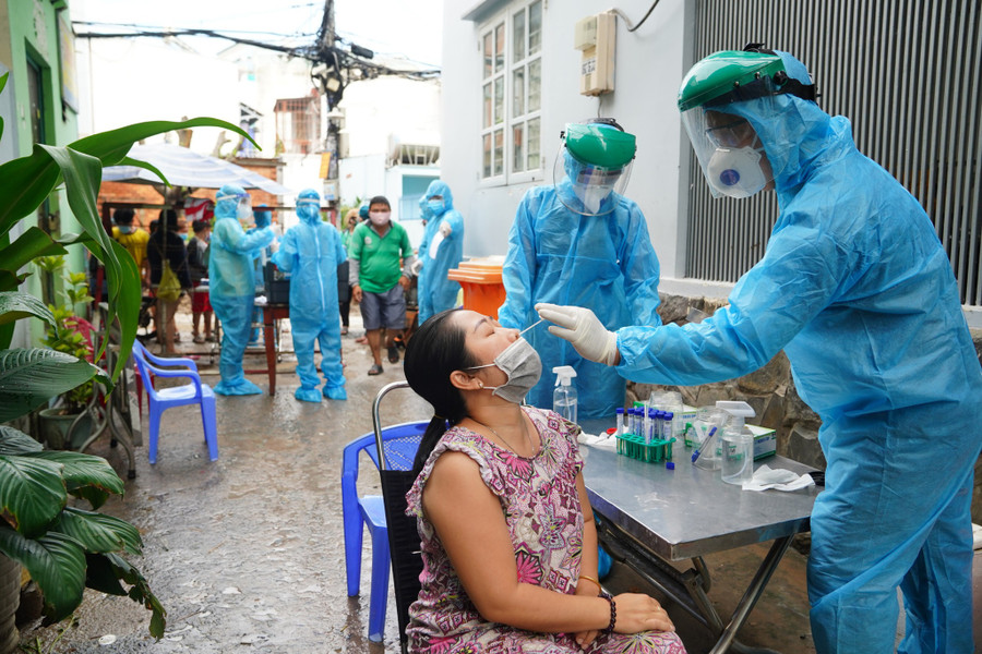 Lấy mẫu xét nghiệm tại hẻm 415 Nguyễn Văn Công, Q.Gò Vấp. ẢNH: ĐỘC LẬP