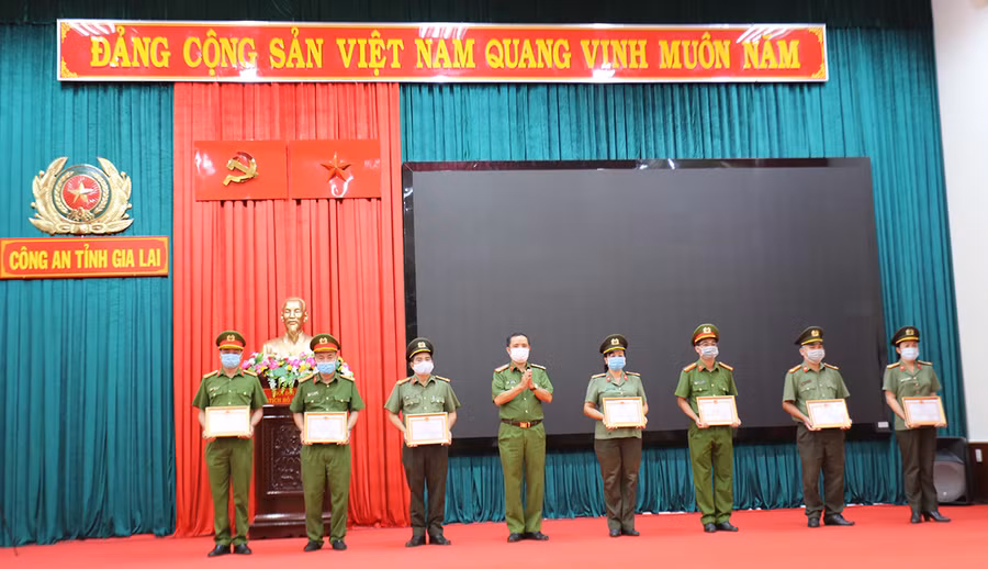  Các cá nhân được nhận giấy khen của Giám đốc Công an tỉnh Gia Lai. Ảnh: Văn Ngọc