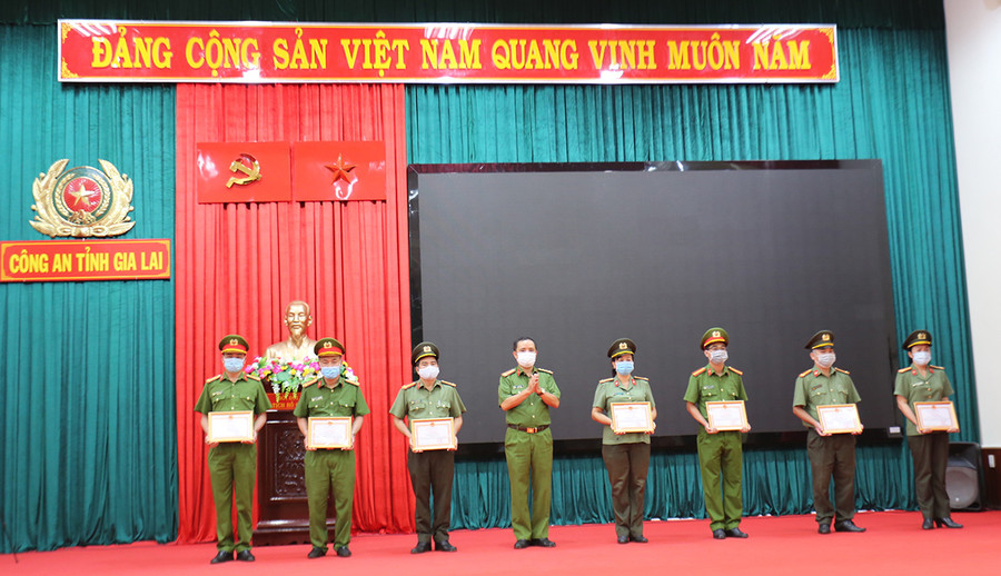  Các cá nhân được nhận giấy khen của Giám đốc Công an tỉnh Gia Lai. Ảnh: Văn Ngọc
