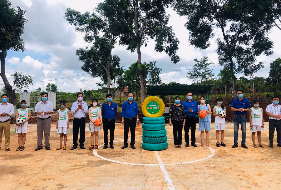 Trao tặng công trình “Sân chơi năng động Việt Nam” cho Trường THCS Ngô Quyền (xã Ia Ga, huyện Chư Prông). Ảnh: Phan Lài