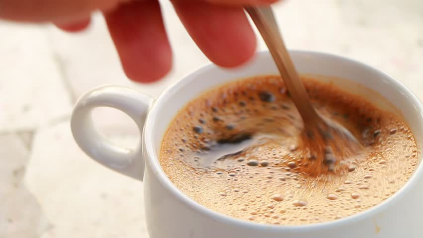 Khi tách cà phê đã được pha xong, bạn chỉ cần thêm khoảng 1 muỗng bột ca cao vào. ẢNH: SHUTTERSTOCK