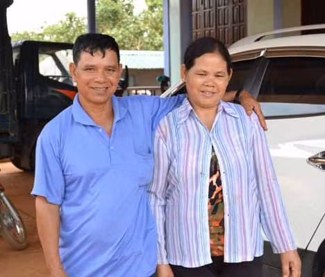 Vợ chồng tỷ phú Rơ Mah Mrao (làng Poong, xã Ia Dơk, huyện Đức Cơ). Ảnh: Hoàng Cư