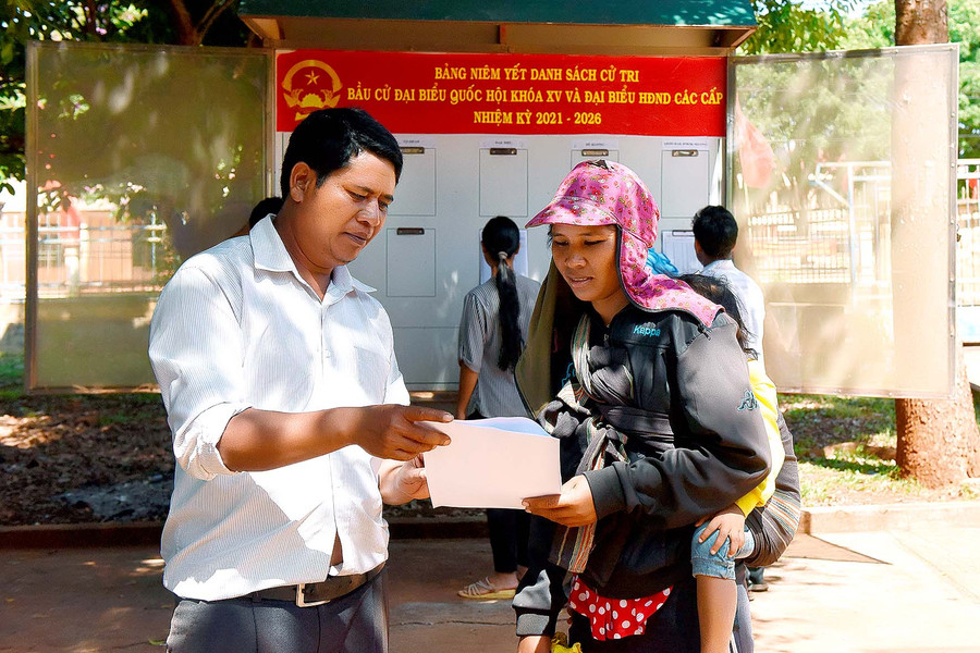 Anh Kuăn-Chủ tịch Mặt trận xã Đak Trôi, huyện Mang Yang nói: “Ngày 23-5 bầu cử vận động tất cả bà con dân làng, anh chị em ngày đó ở nhà để đi bầu cử”.