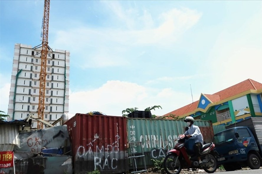 Người mua nhà ở xã hội tại dự án Tân Bình Apartment mệt mỏi vì không biết bao giờ mới có nhà. Ảnh: Quang Duy Người mua nhà ở xã hội tại dự án Tân Bình Apartment mệt mỏi vì không biết bao giờ mới có nhà. Ảnh: Quang Duy