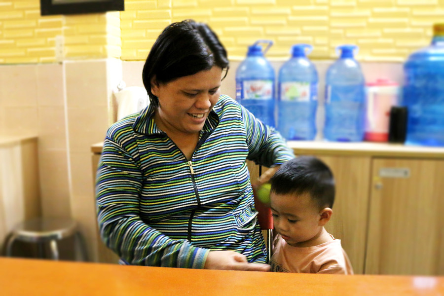 Chị Thảo vui mừng khi kể lại việc trong giấy khai sinh của đứa con thứ ba có tên chị. ẢNH: PHẠM THU NGÂN