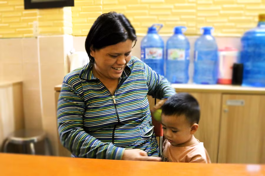 Chị Thảo vui mừng khi kể lại việc trong giấy khai sinh của đứa con thứ ba có tên chị. ẢNH: PHẠM THU NGÂN