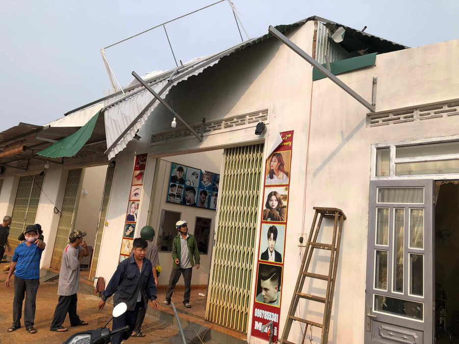 Mưa giông kèm lốc xoáy làm tốc mái nhà dân năm 2020. Ảnh: Lê Nam