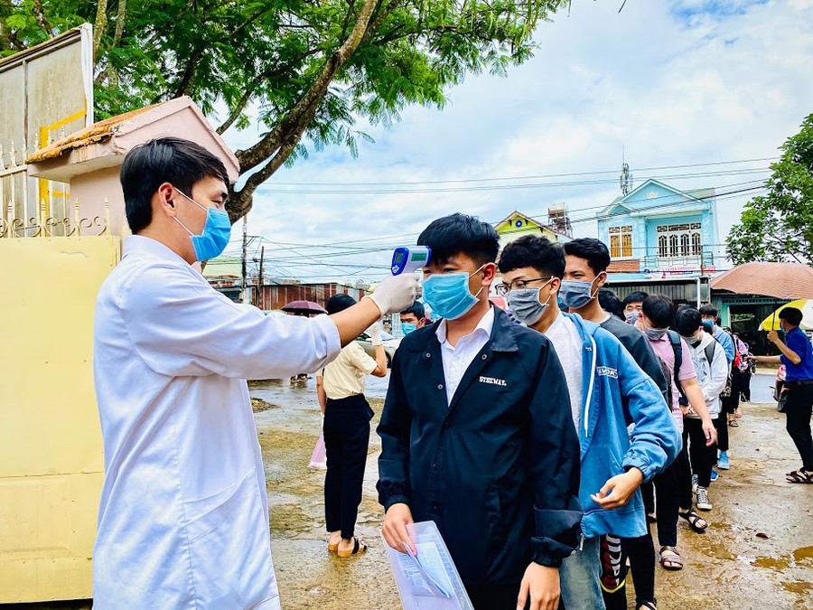 Các thí sinh tham dự kỳ thi tốt nghiệp THPT năm 2020 được kiểm tra thân nhiệt trước khi vào điểm thi để đảm bảo an toàn phòng dịch Covid-19. Ảnh: Mộc Trà Các thí sinh tham dự Kỳ thi tốt nghiệp THPT năm 2020 được kiểm tra thân nhiệt trước khi vào điểm thi để đảm bảo an toàn phòng dịch Covid-19. Ảnh: Mộc Trà