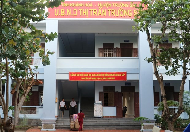  Công tác chuẩn bị công tác bầu cử tại UBND thị trấn Trường Sa. (Ảnh: Thắng Trung/TTXVN)