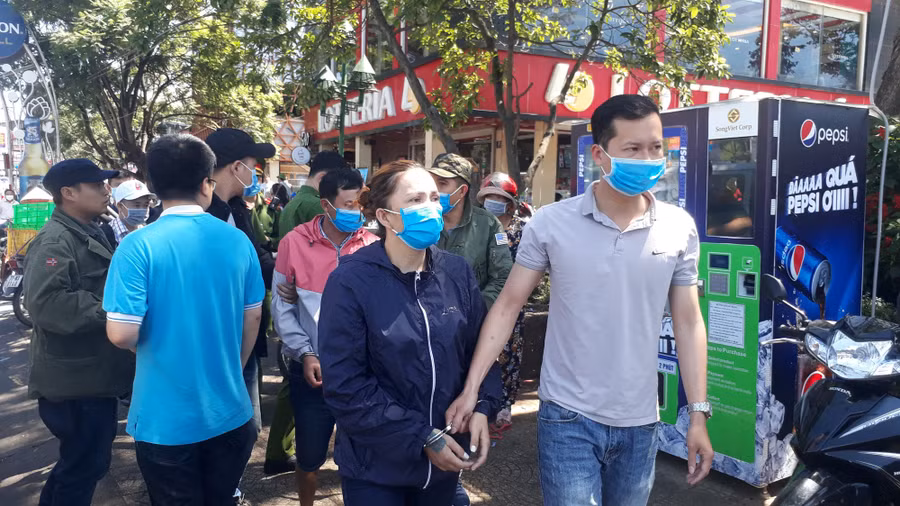  Các đối tượng được lực lượng công an dẫn đi thực nghiệm hiện trường.